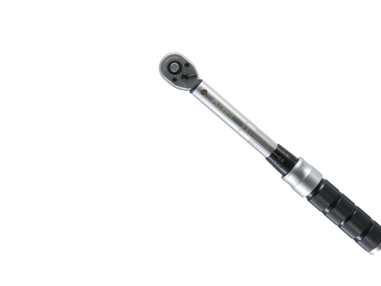 Chiave dinamometrica argentata con impugnatura nera e scala di coppia.