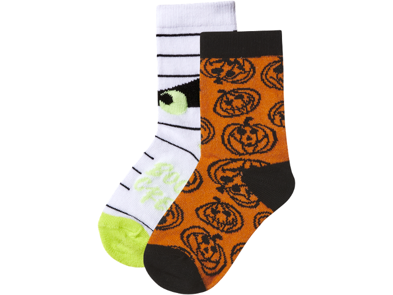 Due paia di calzini per bambini di Halloween: bianchi con mummia e arancioni con zucche.