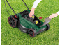 Tosaerba a batteria con due batterie inserite su un prato verde