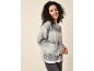 Donna con maglione grigio melange e jeans scuri, sorridente.