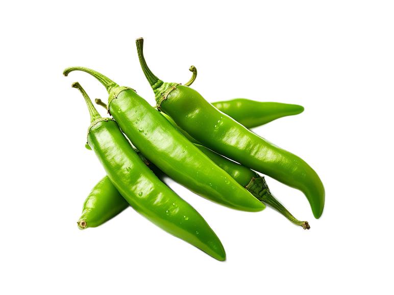 Peperoncini verdi freschi con goccioline d'acqua su sfondo bianco.