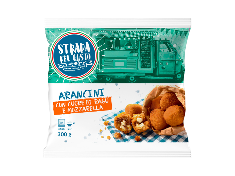Confezione di arancini con ragù e mozzarella, con un food truck sullo sfondo.