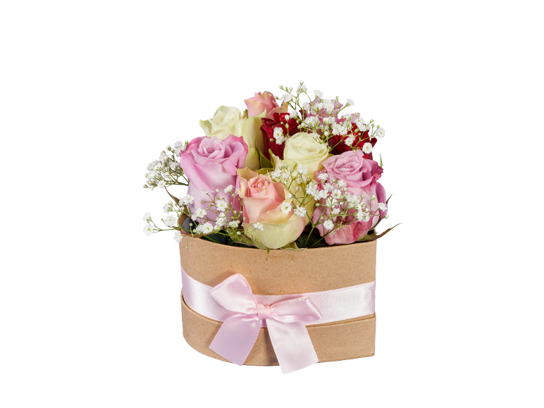 Mazzo di rose di vari colori con gypsophila in una scatola di cartone con un nastro rosa.