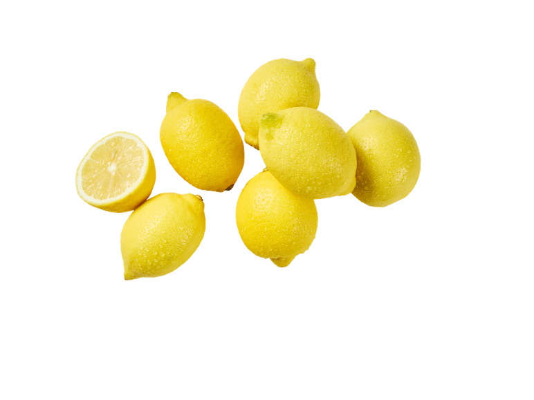 Limoni freschi con goccioline d'acqua su sfondo nero.