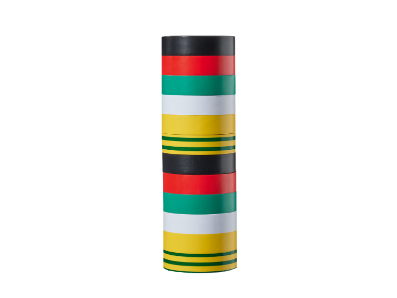 Rotoli di nastro adesivo colorato impilati verticalmente, con strisce nere, rosse, verdi, bianche e gialle.