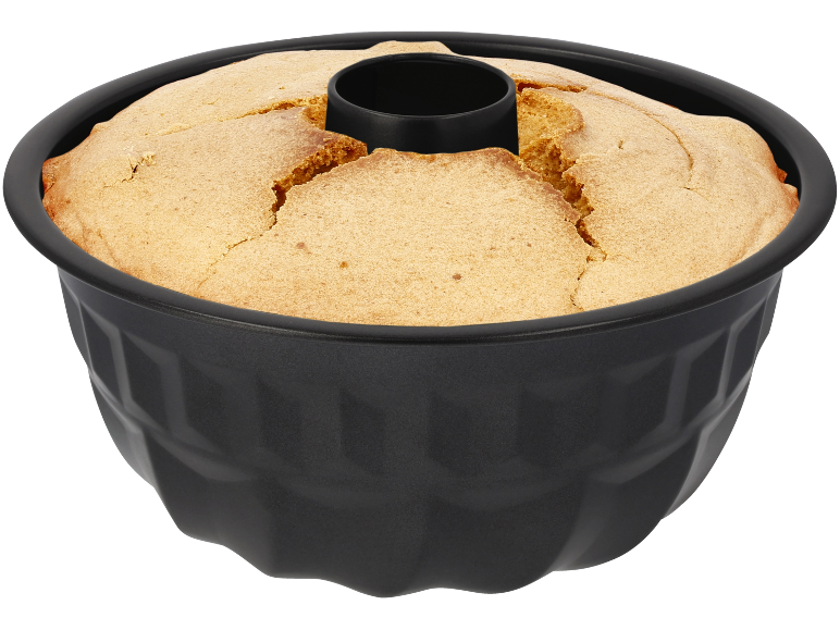 Torta cotta in uno stampo a ciambella nero, dorata e leggermente screpolata in superficie.