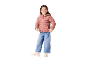 Bambina con giacca imbottita rosa, jeans larghi e sneakers bianche.