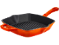 Padella grill quadrata in ghisa arancione con fondo a coste e manico.