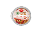 Yogurt alla fragola con muesli alle fragole e lamponi in confezione trasparente.