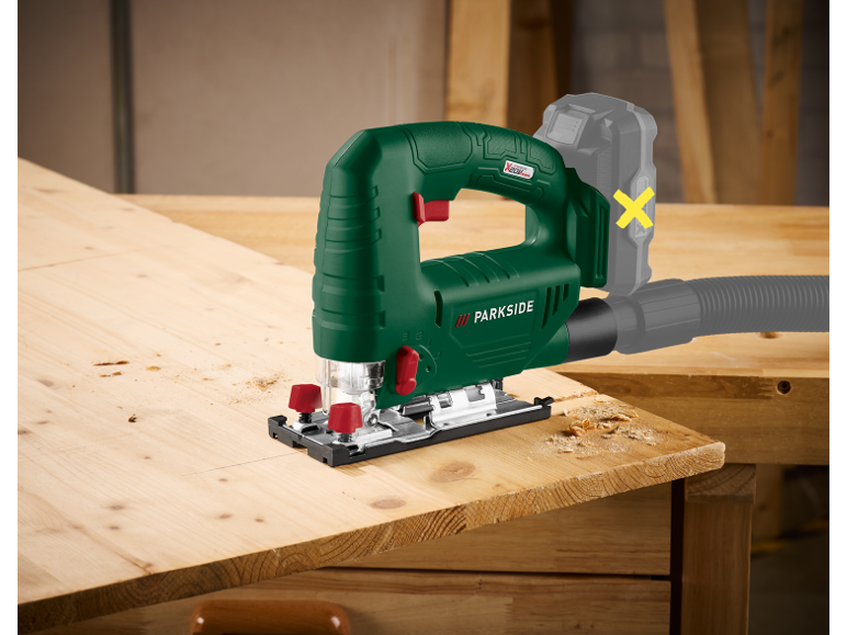 Seghetto alternativo verde con batteria e tubo di aspirazione, che taglia il legno.