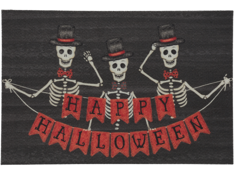 Tre scheletri con cilindri e papillon rossi che reggono uno striscione 'HAPPY HALLOWEEN'.