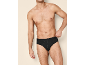 Uomo in slip neri.