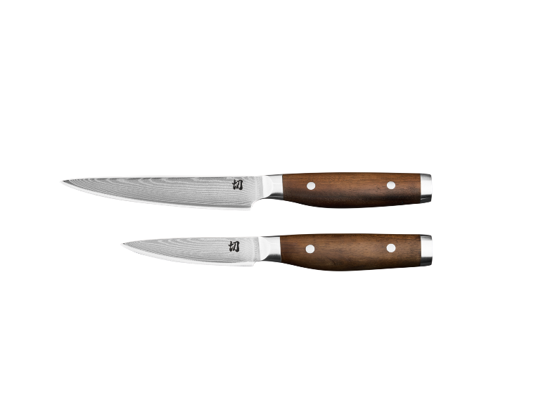 Due coltelli da cucina con manici in legno e lame Damasco, con caratteri asiatici.