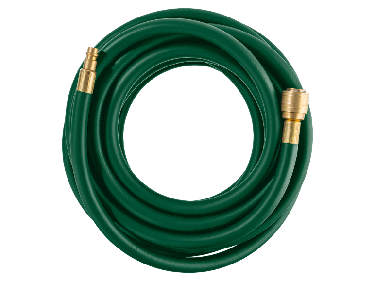 Tubo da giardino verde avvolto a cerchio, con raccordi in ottone alle estremità.