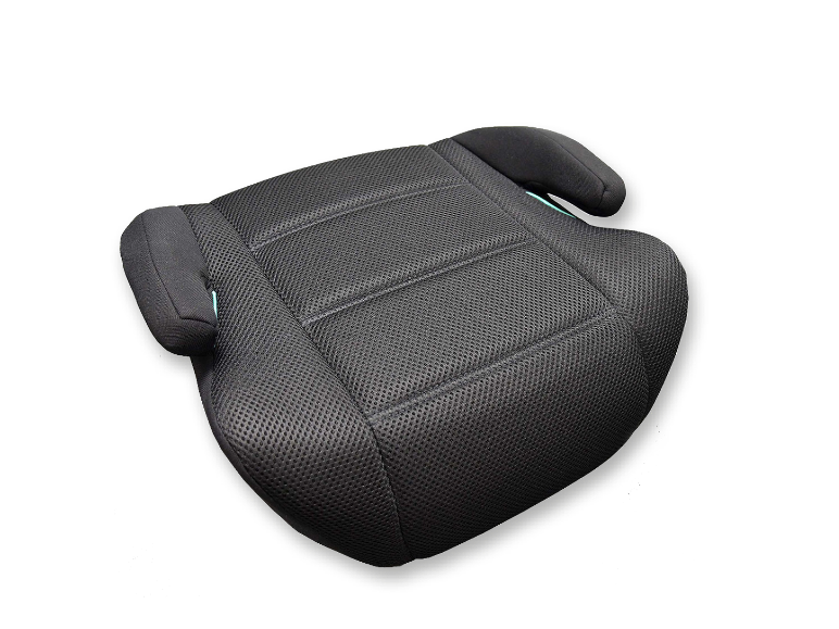 Seggiolino auto booster nero con rivestimento in rete.