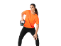 Donna in maglietta arancione e leggings neri si allena con un kettlebell.