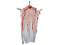 Fantasma di Halloween appeso con testa di zucca e occhi luminosi.