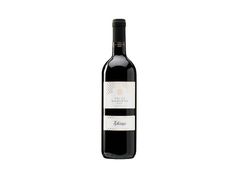 Bottiglia di vino rosso Salice Salentino DOC su sfondo nero.