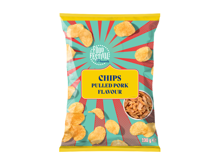 Busta di patatine al gusto di maiale sfilacciato, con una ciotola di maiale sfilacciato.