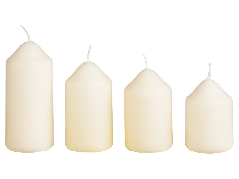 Quattro candele di cera color crema di diverse dimensioni, con stoppini bianchi, su sfondo nero.