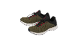 Un paio di scarpe sportive in mesh verde oliva con dettagli rossi e neri.