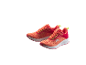 Un paio di scarpe da corsa arancioni e rosse con dettagli gialli.