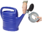 Annaffiatoio blu con doccetta e nastro adesivo grigio