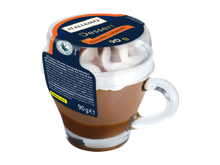 Dessert al cioccolato e caramello in una tazza di vetro con panna montata.