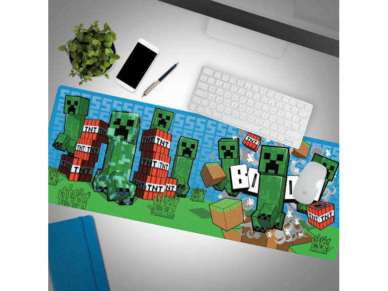 Tappetino da scrivania con motivo a blocchi verdi e rossi, con accessori da ufficio.