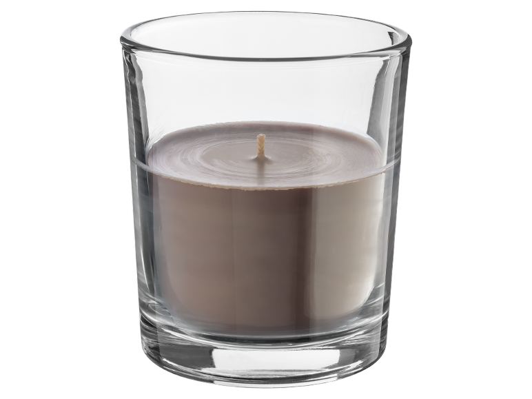 Candela marrone chiaro in un bicchiere con stoppino non acceso.