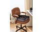 Sedia da ufficio marrone con cuscino ergonomico nero e grigio.