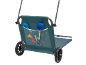 Carrello da spiaggia con tasca a rete contenente giocattoli da sabbia, inclusi palette e formine.