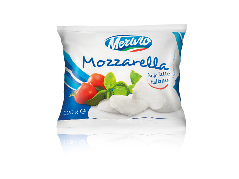 Confezione di mozzarella con pomodorini e basilico, con la scritta 'Solo latte italiano'.