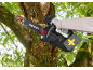 Persona che sega un ramo d'albero con una motosega a batteria.