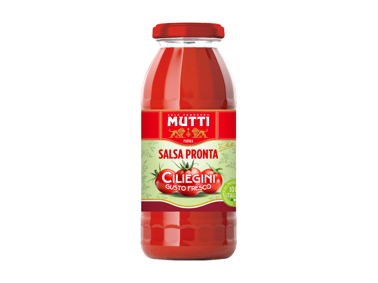 Bottiglia di vetro di salsa di pomodoro pronta con pomodorini e etichetta gusto fresco