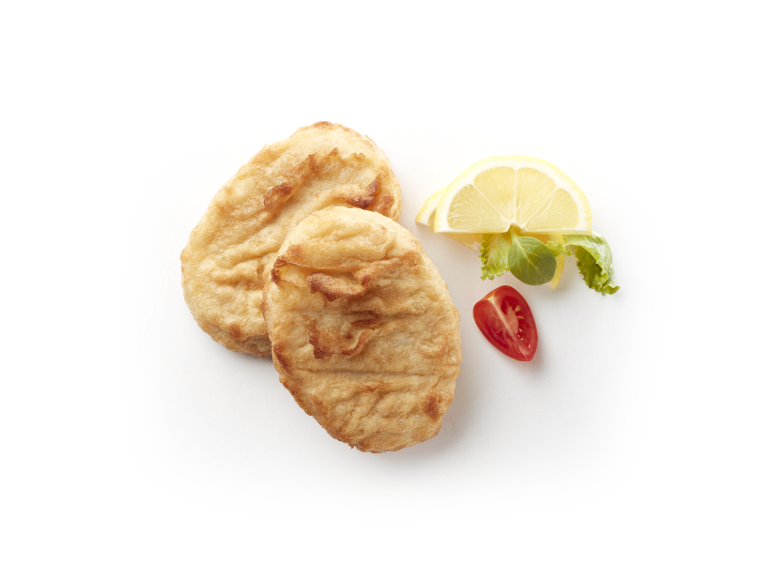 Nuggets di pollo fritti con limone, lattuga e pomodoro.