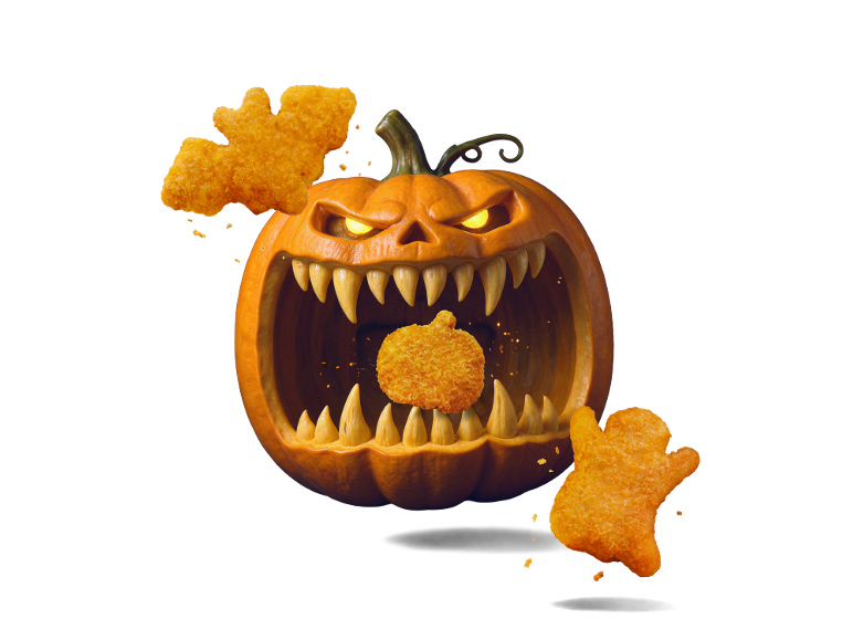 Nuggets di pollo di Halloween in forme spettrali con una zucca intagliata.