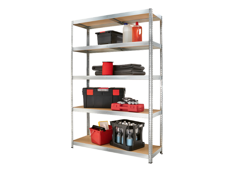 Scaffale metallico con attrezzi, liquidi e tessuti riposti sugli scaffali.