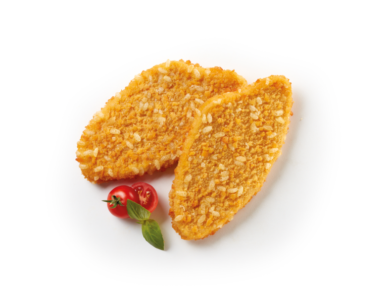 Due filetti di pollo impanati con pomodorini e basilico.