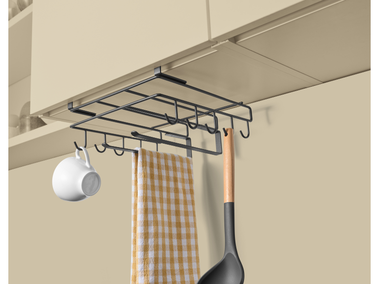 Organizzatore da cucina sottopensile con tazza, strofinaccio e mestolo.