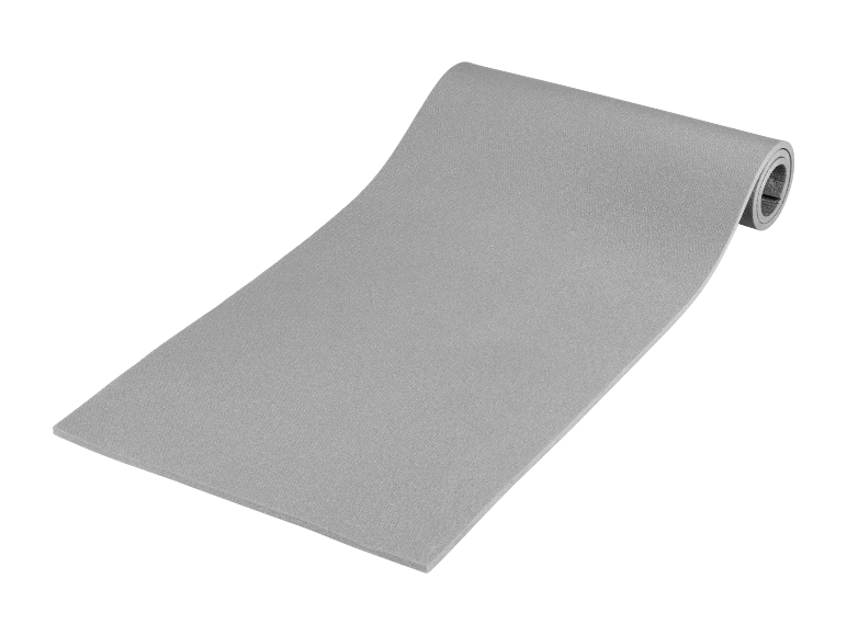 Tappetino fitness grigio arrotolato su sfondo nero.