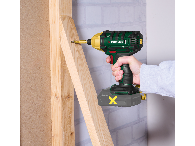Avvitatore a impulsi a batteria avvita una vite in una struttura in legno.