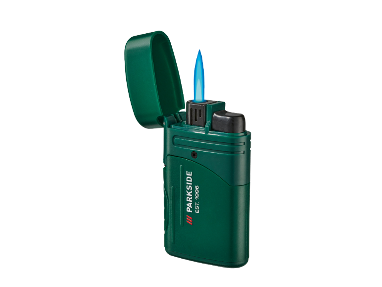 Accendino a gas verde con coperchio aperto e fiamma blu.