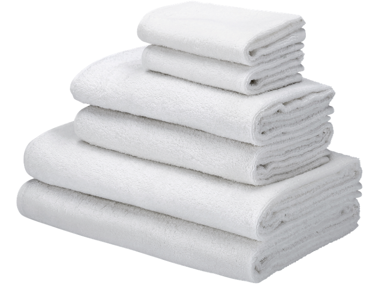 Una pila di asciugamani bianchi di varie dimensioni, piegati con cura.