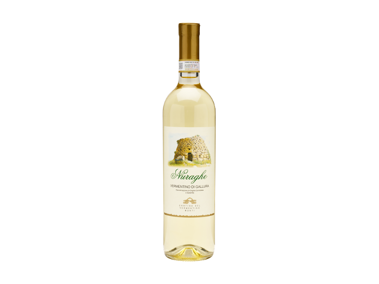 Vino bianco Vermentino di Gallura con un'etichetta che raffigura un edificio in pietra tradizionale.