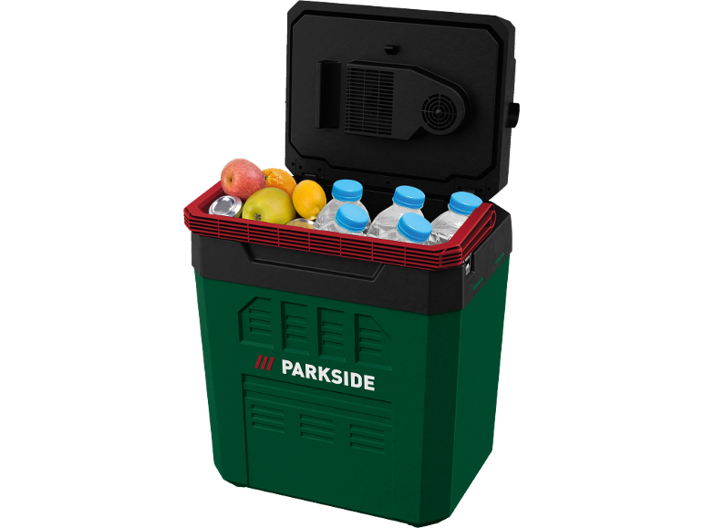 Frigorifero portatile con mele, arance, limone, lattine e bottiglie d'acqua.