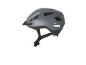 Casco da bicicletta grigio con visiera e luce posteriore rossa.
