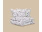 Set di biancheria da letto con motivo floreale, include due cuscini e un piumone.