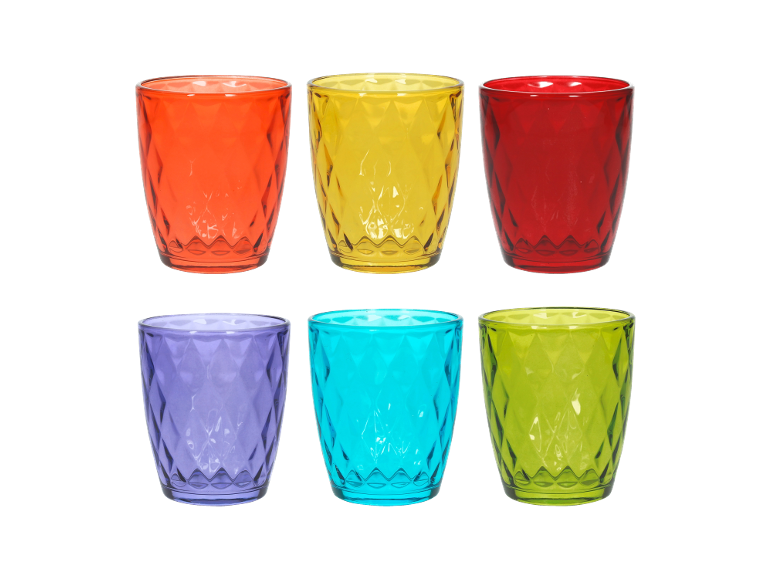 Sei bicchieri di plastica dai colori vivaci con texture a diamante: arancione, giallo, rosso, viola, turchese e verde.