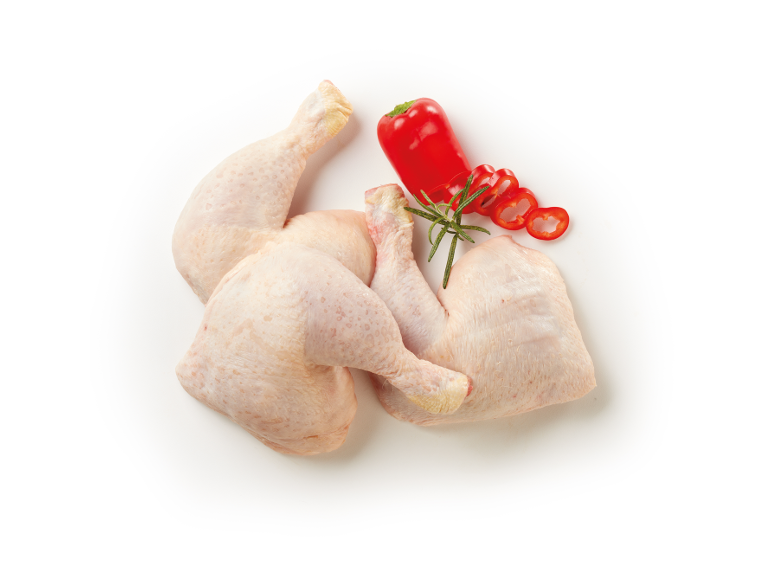 Cosce di pollo crude con peperone rosso e rosmarino su sfondo bianco.